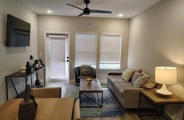 Landing | Chic 1BD, Gym, Pool