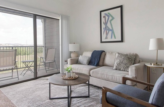 Landing | Stunning 2BD, Clubhouse, Pool