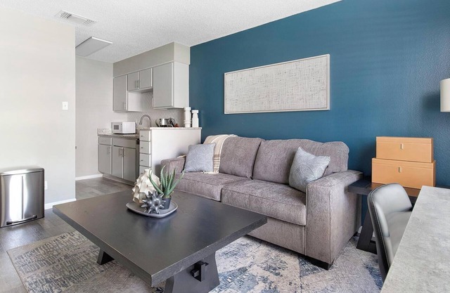 Landing | Stylish 1BD, Pool, Gym
