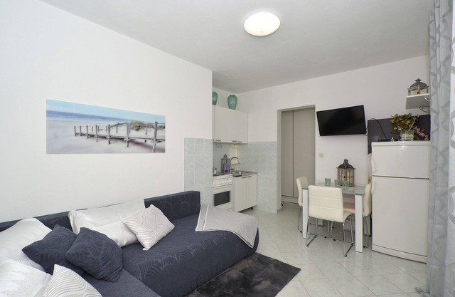 LANTERNA - apartamento de buen gusto para 6 + 4 personas, a solo 60 m de la playa de guijarros