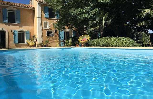 Gran casa de campo provenzal del 17 en el campo de Arles, cerca de Alpilles y Camargue