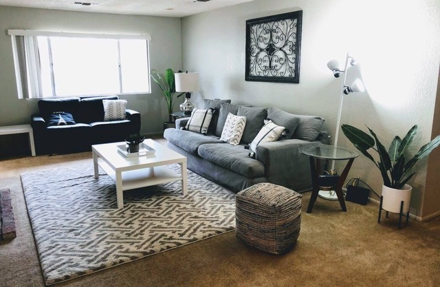 Apartamento grande de 2 dormitorios / 2 baños: justo al lado del centro comercial principal