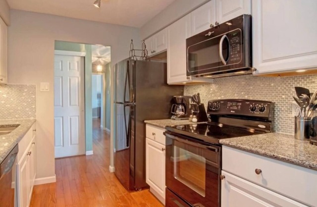 Large 2 bedrooms w/ west facing mountain views
