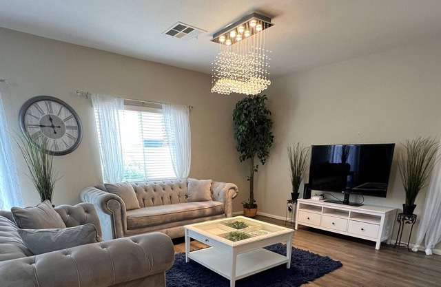 Large 3 bedroom Home only 10 min away from Strip
