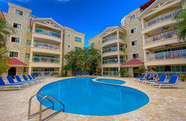 Amplio apartamento de 3 dormitorios y 2 baños a pasos de la playa.