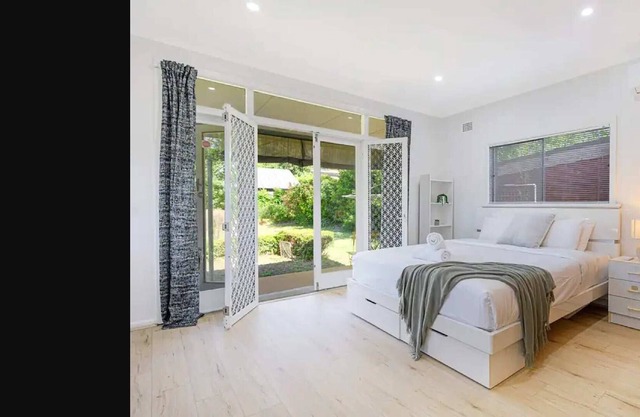 Large 4 Bedroom House with Free Parking on Site, 10 km to Sydney CBD