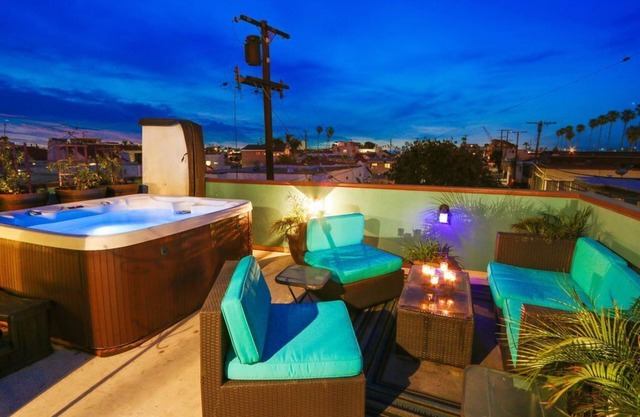 Casa grande al otro lado de la calle con patio en la azotea y jacuzzi caliente. Duerme 8