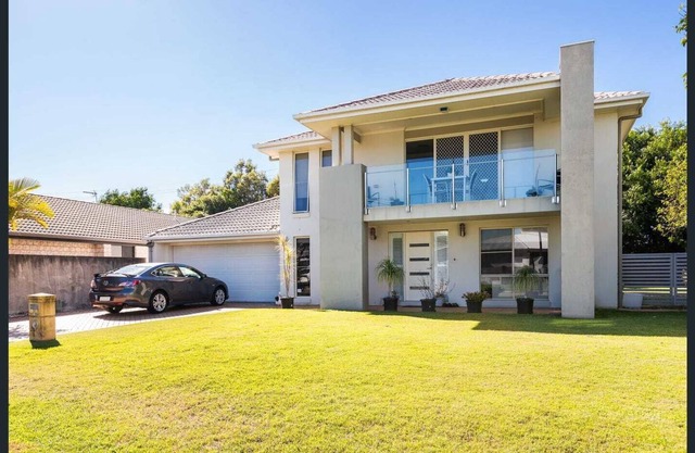 Large 5 bedroom home 5 minute walk to Harbour Town