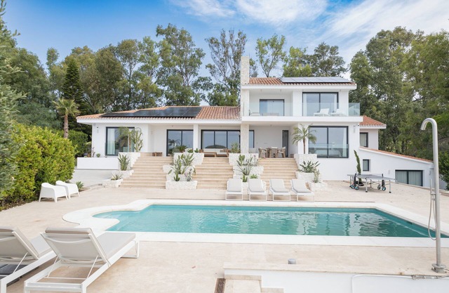 Large 5 bedroom Villa with heated pool + Sea Views