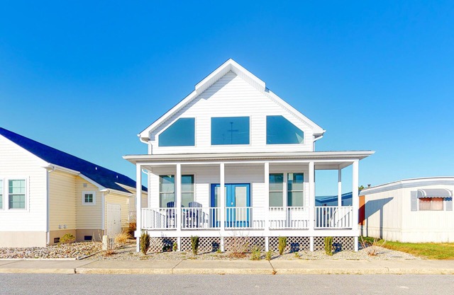 Large and Beautiful House 2 Blocks From Beach w/Shared Pool, Central AC, WiFi