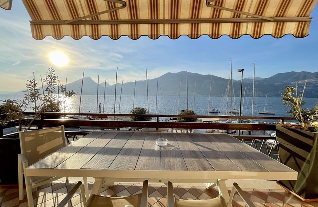 Amplio y luminoso apartamento, estacionamiento y terraza con vistas al lago