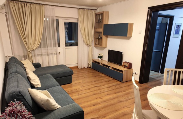 Large Apartment Bucharest 3 Rooms w/2 Balconies only 15 min to Old Town