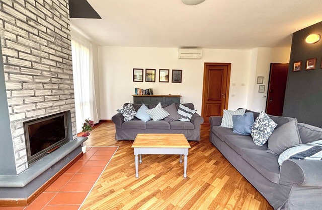 Amplio y acogedor apartamento en planta baja con jardín privado.