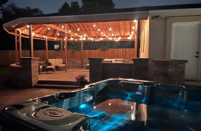 Large BOHO home with mountain views and HOT TUB!!!