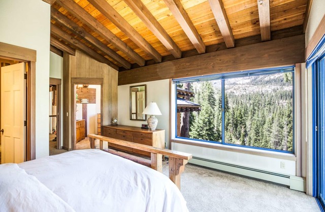 Large Cabin w/180-Degree Mountain Views & Game room!