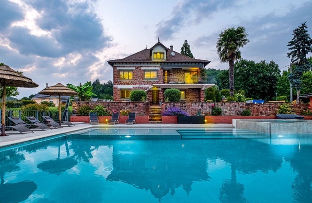 casa grande con capacidad de piscina climatizada y jacuzzi
