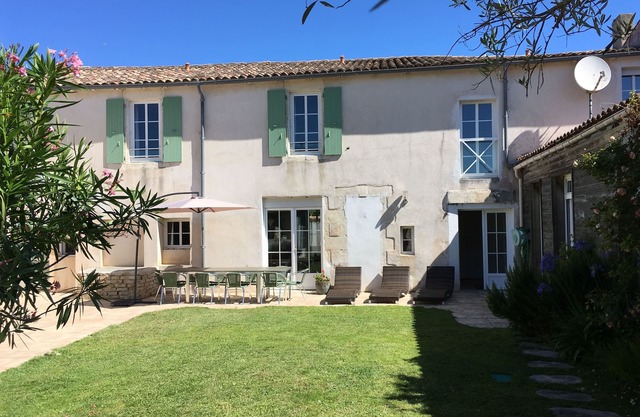 Gran casa con encanto en el corazón del pueblo de Couarde cerca de las playas ...