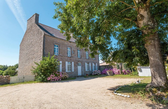 Large & Charming house / 5 mins from beach / 6 Bedrooms