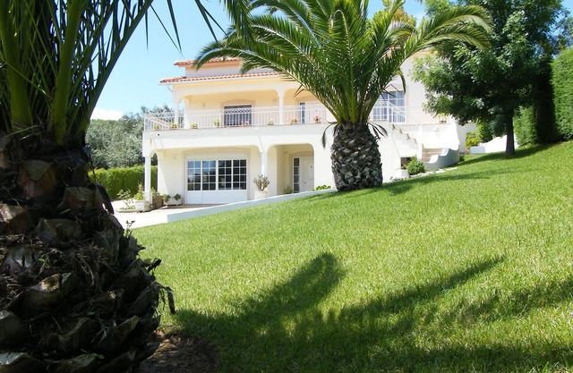 Casa de vacaciones grande y cómoda con piscina privada y WiFi gratis