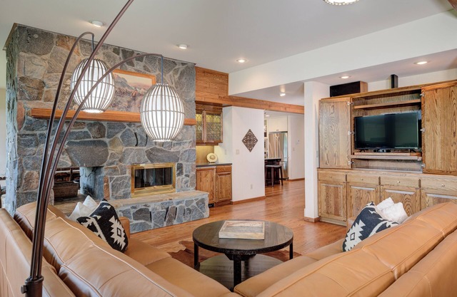 Large Condo w/ Miles of Views at Big Sky Golf Course, Community Hot Tub/Pool - Park Condo Retreat
