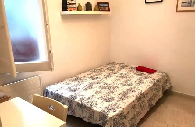 Habitación doble grande con escritorio , con cama grande, gran armario, ventana.