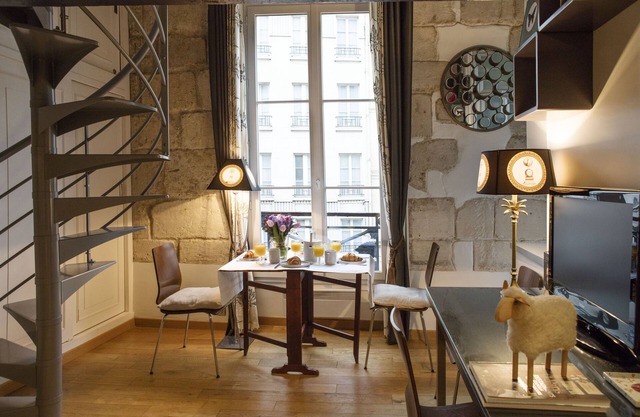 Gran estudio dúplex en la esquina de la plaza del ayuntamiento