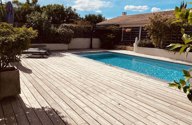 Gran tienda reformada con piscina.