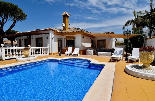 Villa Arrecife para 8 personas con gran zona exterior ajardinada piscina vallada