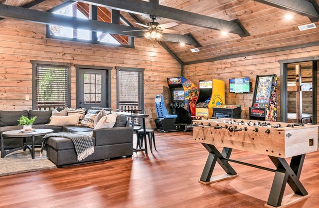 Large Groups ~2 Pools ~16 BR~Side by Side Cabins