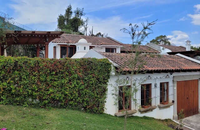 Amplia casa en Antigua Guatemala con pergola