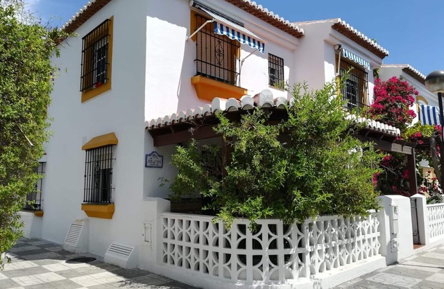 Casa grande en urbanización tranquila con piscina, playa y aparcamiento