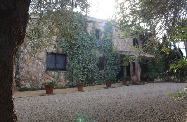 Gran casa de 220 m2 en medio de la naturaleza, con piscina privada y barbacoa.