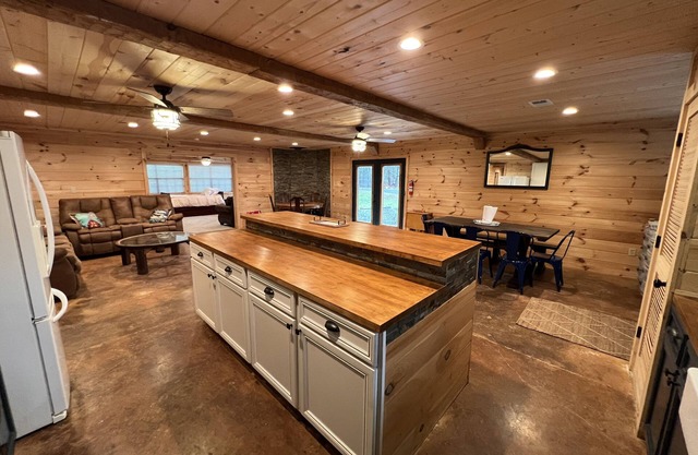Large house on the lake sleeps 16!