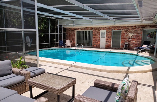 LARGE HOUSE WITH HEATED POOL NEAR BEACH AND DOWNTOWN SARASOTA 8 GUESTS