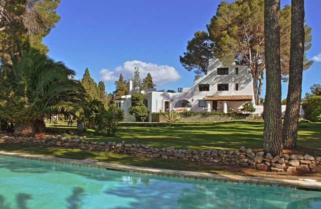 Casa de estilo ibicenco,precioso oasis de vegetación y con 2 piscinas. Tranquilo