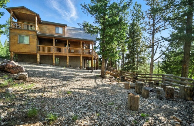 Large Lodge Sleeps 14, Fire Pit, Views