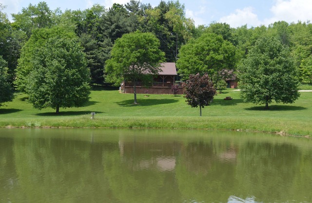 Gran cabaña de troncos en 12 acres privados con estanque de pesca cerca del parque estatal Mohican