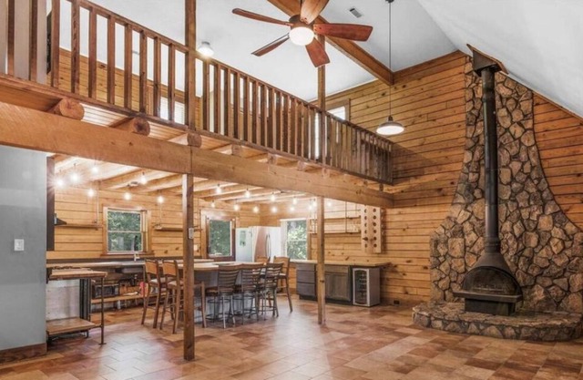 Large Log cabin with hot tub, game room near Atlanta airport