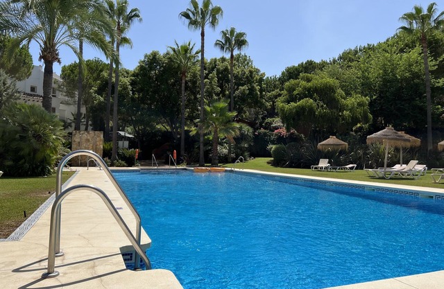 Amplio y lujoso apartamento La Quinta Golf en un tranquilo jardín y una gran piscina WIFI GRATIS