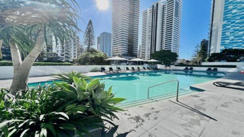 Large Modern 3 Bedroom Apartment With City Views - CoastHM