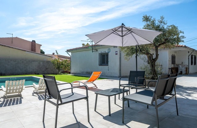 Amplia zona exterior con piscina y bbq 4km playa