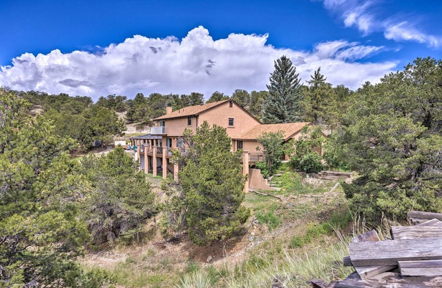 Pet-Friendly Ranch - Decked Out w/ Hot Tub & Games