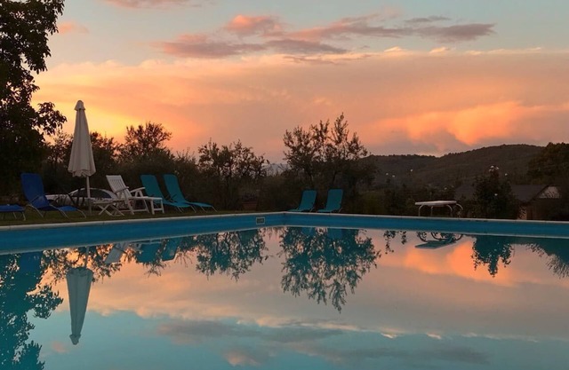 gran piscina privada, hermoso jardín, wifi gratis