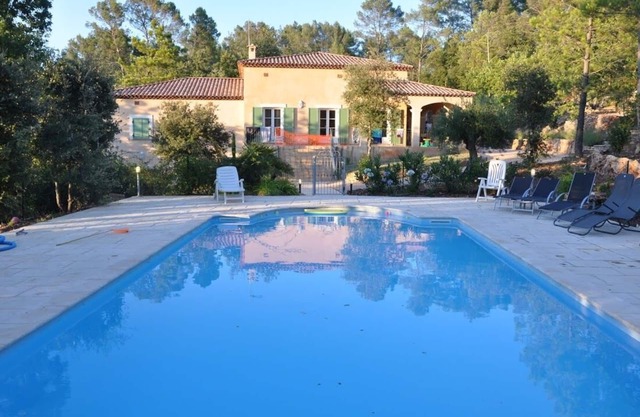 Gran casa de campo provenzal de 250 m2 con piscina y jardín maduro.