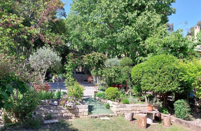 Large quiet house with garden and swimming pool, near city center (12 ')