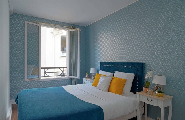 Large, Renovated Apartment- Chateâu Versailles