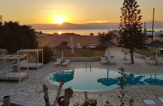 Large Rooms,apartments.all the Room Viewing to the sea and the Swimming Pool