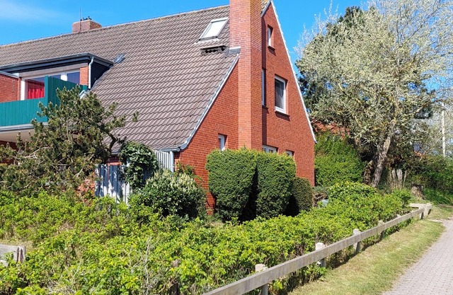 Large semi-detached house with beautiful south-facing terrace and garden and view of the dune