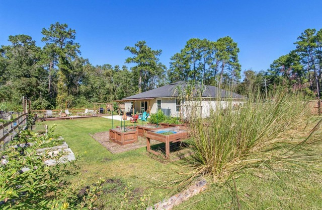 Large Serene Fenced Yard |Firepit |Dogs Ok| Herb Garden