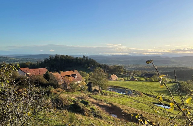 Large + Small Gîte with swimming pool and sublime view in the heart of the hills